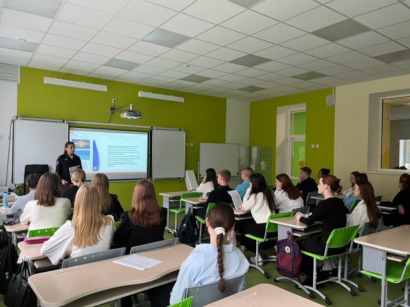 В Котовске сотрудники полиции и общественники рассказали будущим абитуриентам об условиях поступления в образовательные организации системы МВД России