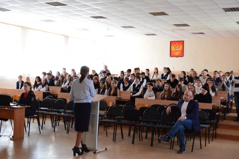 В Котовске сотрудники полиции и общественники рассказали будущим абитуриентам об условиях поступления в образовательные организации системы МВД России