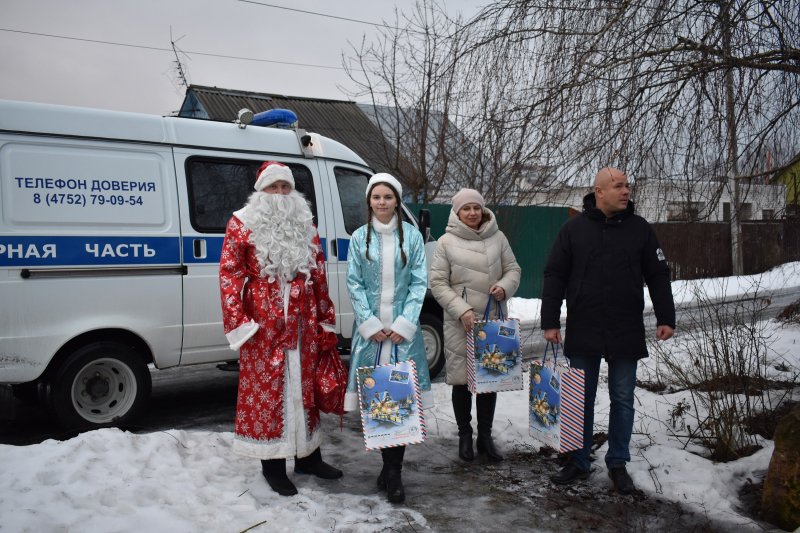 Полицейский Дед Мороз и Снегурочка посетили котовские семьи